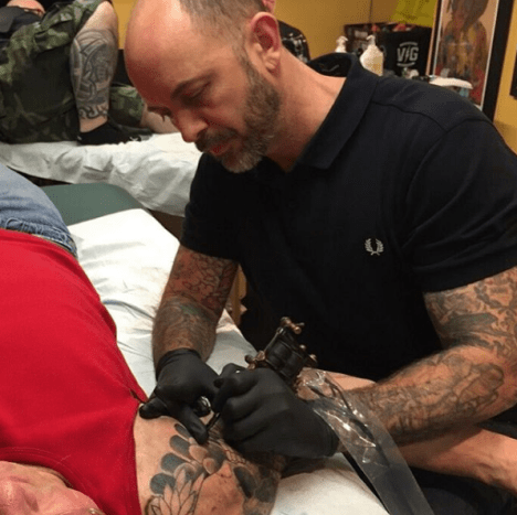 A tetoválás jelenete itt New Yorkban hihetetlen most. Rengeteg nagyszerű tetováló van itt, és nagy a verseny. Tehát, ha érdekel egy csodálatos tetoválás, ez a hely!