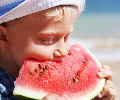 Kinderen moeten hun consumptie van watermeloen beperken