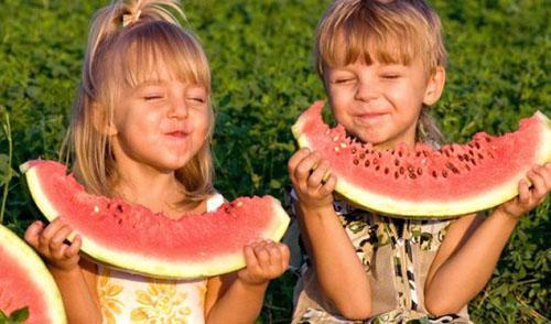 Kinderen zijn dol op watermeloen
