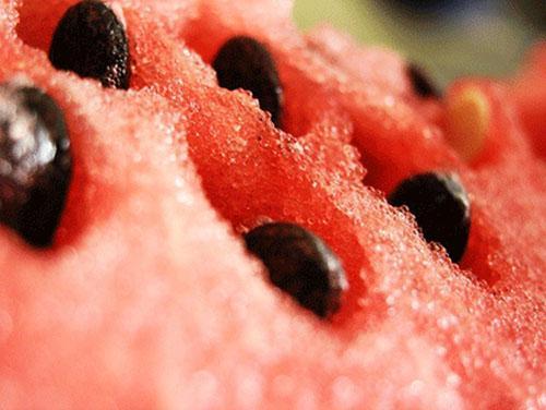 De minimale hoeveelheid nitraten zit in de kern van een watermeloen