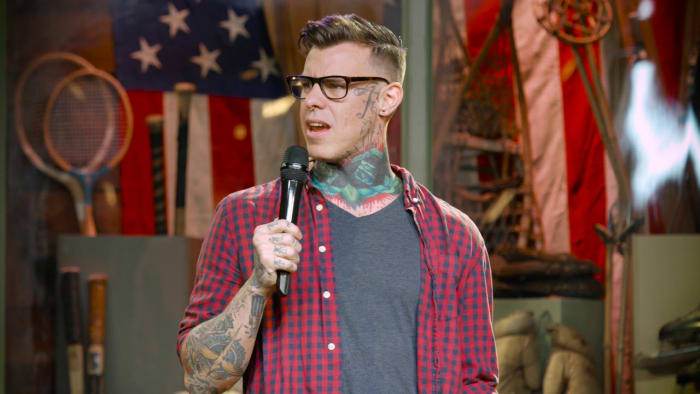 Denne ubehagelige, men yndige komikeren, som kommer fra Utah og frimodig avviser stereotyper av tatoverte mennesker - beviser at det er mulig å være fyren ved siden av og ha en hals -tatovering.
