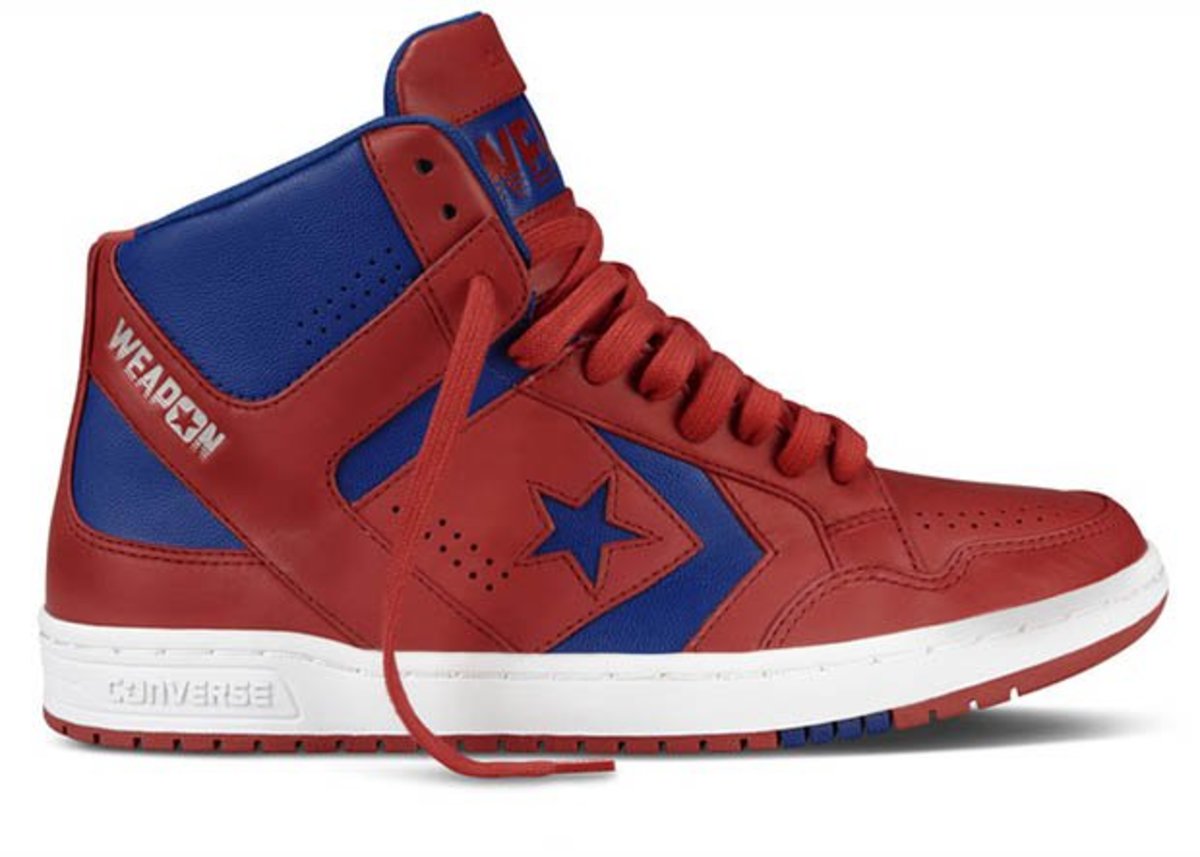 נעלי ספורט חדשות של קונברס CONS בנשק בצבעים אדום וכחול.