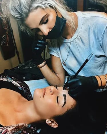 A képen Taylor Chiulli -n keresztül Chiulli mikroproblémázott, amióta 2014 -ben kilépett 9–5 -ből, és Dél -Kaliforniában duplázott. Most a homlokát tetoválja a kínai negyed Sena Tattoo-ján. A mottója, amivel él, az