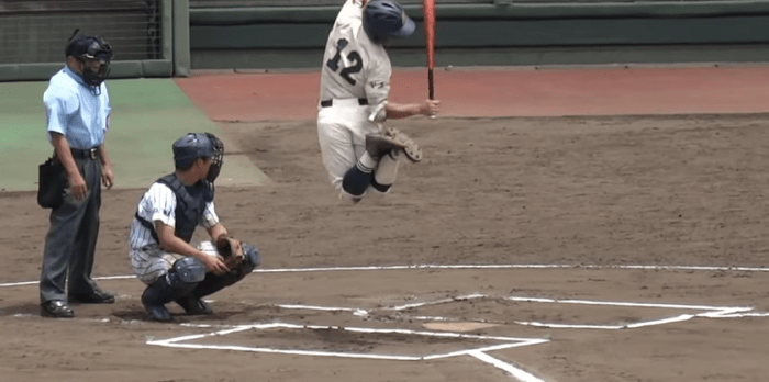 Baseball játékos ugrás a levegőben
