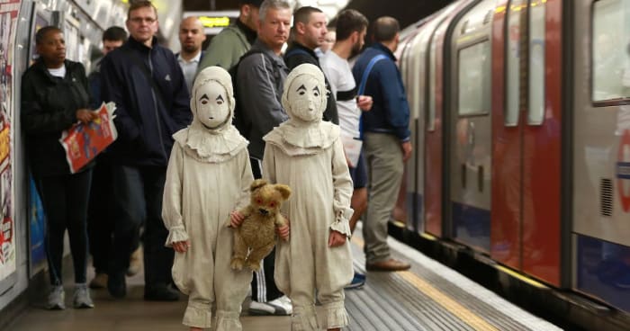 Foto via youtube To mystiske tvillinger som lignet karakterene fra Miss Peregrine's Home for særegne barn ble oppdaget rundt Londons undergrunnsbane.