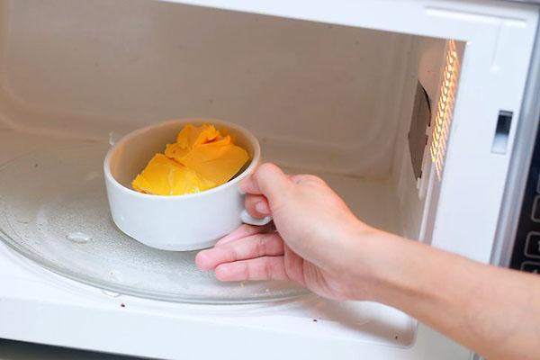 omekšajte maslac u mikrovalnoj pećnici