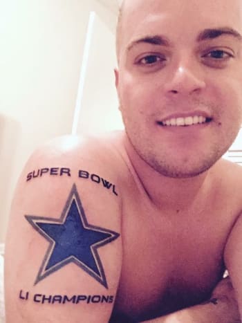 Jordan Garnett bemutatja Dallas Cowboys tetoválását. [Fotó: Twitter] A múlt hónapban (december 6 -án) Jordan Garnett megosztott egy fotót az új tetoválásáról, amelyet a Boynton Beach -i Flaces -i Aces High -ban kapott. Super Bowl LI Champions ”a közösségi médiában, az országos média figyelmét és számtalan fenyegetést is felkeltett a Dallas rajongóitól, amelyek azt állítják, hogy a tetoválás megzavarja szeretett csapatukat-írja az ABC Eyewitness News.