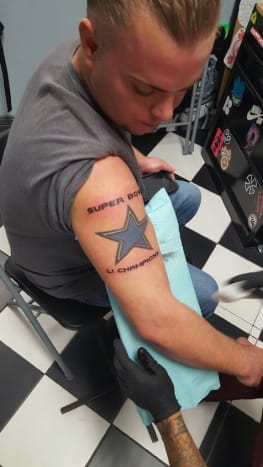 [Foto: Twitter] “Jeg hadde ingen anelse om at en tatovering ville føre til dødstrusler. Slappe av. Vi kommer til å vinne, ”twitret Garnett en dag etter at han la ut et bilde av blekket sitt.