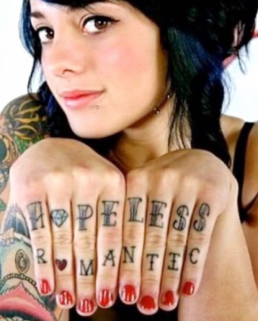 Håpløs romantisk finger tatovering DatingInk