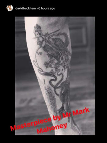 Fotó: Instagram. Amint Beckham megjegyezte a csípőfesték -bejegyzésében, Mahoney egy igazi legenda a tetoválás világában. Olyan tintát kapott, mint Lady Gaga, Rihanna és Lana Del Rey, és a tervei mindig tökéletesek, ami nyilvánvaló, ha csak Beckham új lábszárcsontját nézzük.