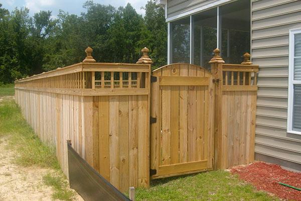 blinde poort en houten hek