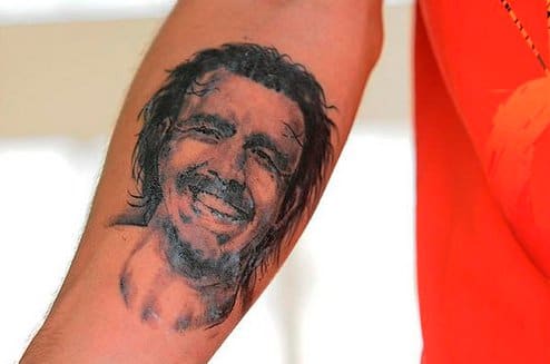 Gaston Pereiro er en 19 år gammel spiller på Uruguays klubblag. Pereiro har en tatovering av et av hans avguder, Alvaro Recoba, på armen. Det morsomme er at nå spiller Pereiro sammen med den 38 år gamle midtbanespilleren.