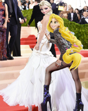 Rapunzel, mint Lady Gaga (jobbra) és Elsa, mint Kate Hudson (balra) a 2016 -os Met Gálán.