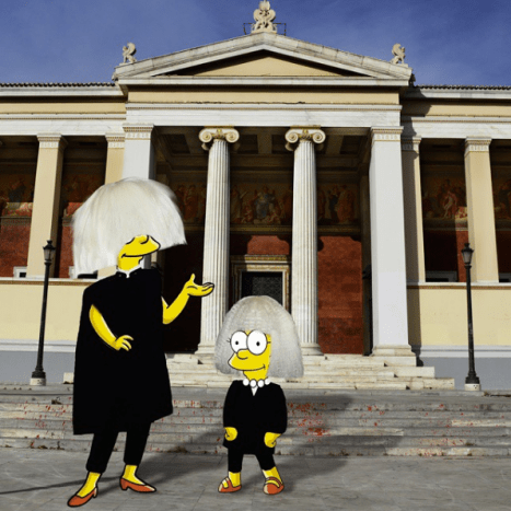 Marge Simpson, mint Sia Furler és Lisa Simpson, mint Maddie Ziegler, a képen Athénban, Görögországban.