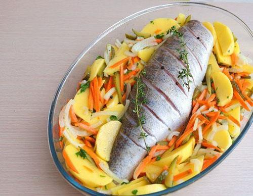 doe groenten en vis in een vorm