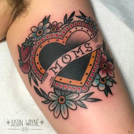 Az anya-szív tetoválást először egy ír tengerész viselte, a „Kissed me drága anya” című népdal emlékére
