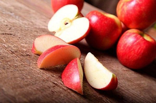 izrezati čiste jabuke na komade
