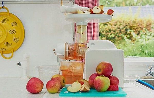 sokovnikom iscijediti sok iz jabuka