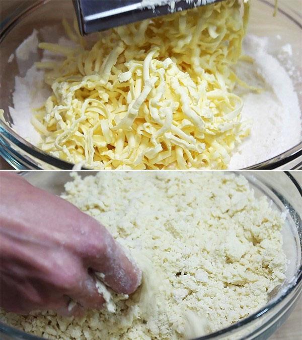 naribati margarin i pomiješati s brašnom