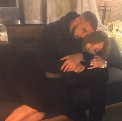 (Hangulatos pillanat, amelyet Drake és JLo megosztott még 2016 decemberében. Fotó: Drake/Instagram) Drake -t és JLo -t az utóbbi időben számos alkalommal észrevették, hogy összebújnak egymással, és az „Ain't Your Mama” énekesnő több fotót is közzétett kettejük barátságba kerülnek Instagram -fiókjában. A Grammy -díjkiosztón február 12 -én JLo -t megkérdezték Drake -rel való kapcsolatáról, és ő azt válaszolta: „Nagyon jól érezzük magunkat, ő csodálatos, annyira szeretem ezt a fiút.”