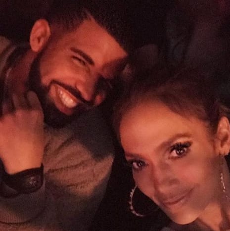 (Et annet bilde av Drake og JLo som brøt Internets tilbake i desember 2016. Foto: JLo/Instagram) Til tross for å ha datert av og på i nesten syv år, ser det ut til at Drake og Rihanna har splittet for godt, og nå Toronto -musikkartisten lurer sannsynligvis på hva han skal gjøre med kamuflasjhaitatoveringen han har trykket på innsiden av høyre arm, ved siden av sine 