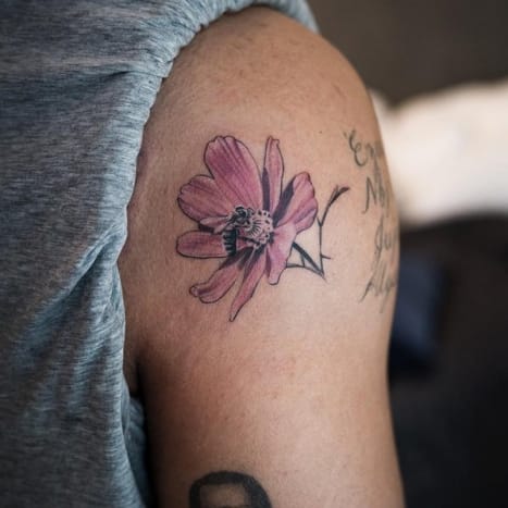 Foto: Niki Norberg/Instagram 18. mars ga Drake endelig ut sin etterlengtede spilleliste More Life, etter flere uventede forsinkelser, og før debuten på OVO Sound Radio fikk rapperen en tatovering av en rosa blomst og en bie på skulderen - et stykke som ser ut til å ha blitt inspirert av det nye prosjektet.