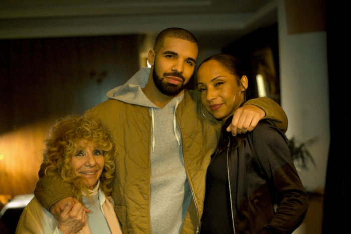 Fotó: Drake/InstagramDrake közzétett egy fényképet az IG -jén a koncert estéjén, amikor édesanyjával és Sade -vel közösen írta fel a fényképet: „Két nagyon fontos hölgy az életemben.”