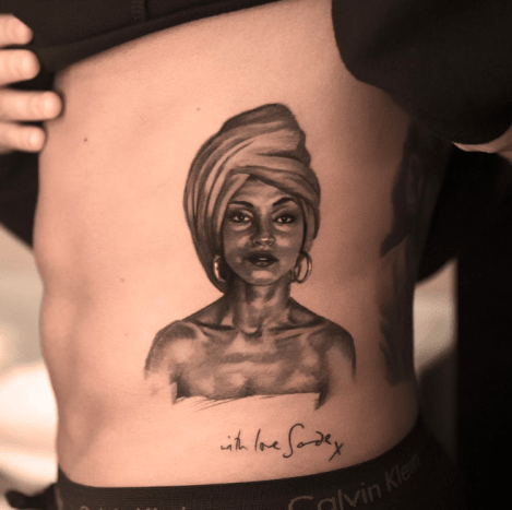 Fotó: Niki Norberg/Instagram És ma Norberg bemutatott egy újabb tetoválást, amelyet Drizzy -n készített. Az új tetoválás a legendás énekes, Sade fekete -szürke portréja, aki nemrég bújt ki, hogy részt vegyen egyik koncertjén. A tetoválás Drake oldalán nyugszik, és autográt is tartalmaz