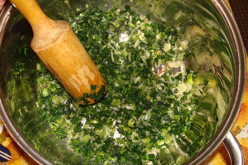 pomiješajte zeleni luk s hrenom i senfom