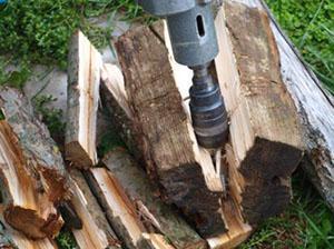 Brandhout kloven met een perforator met een conisch mondstuk