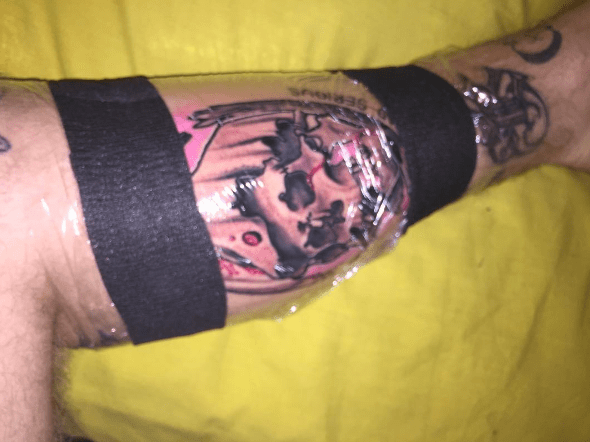 bandasjert tatovering med plastfolie