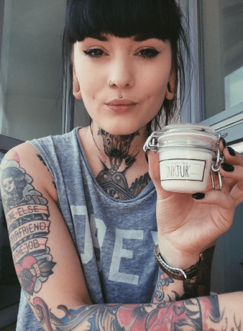 vakker tatoveret jente med tatoveringskrem