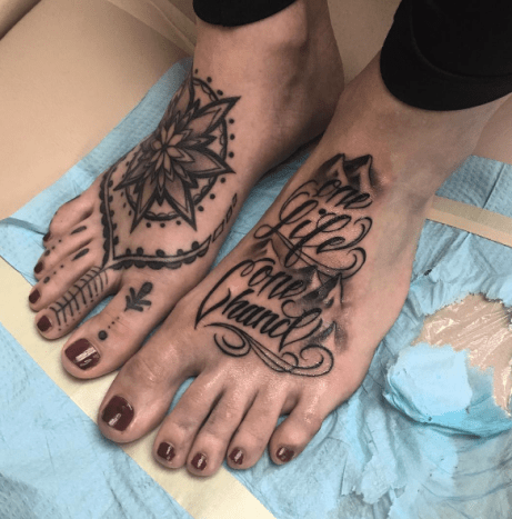 kvinners føtter tatoveringer