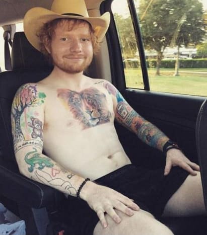(Fotó: Ed Sheeran/Instagram) A The Sunlast month interjújában Ed Sheeran megbeszélte jövőbeli tetoválási terveit, mondván: „Damien [Hirst] megrajzolta a következő tetoválást, így ezt meg is fogom valósítani. Ez egy koponya, nagyon klassz. ” Ami a tetoválás elhelyezését illeti, Sheeran elismeri, hogy gyorsan elfogy az ingatlan. - Több mint 60 tetoválásom van - mondta a The Sun -nak -, így még nem tudom, hová fog menni.