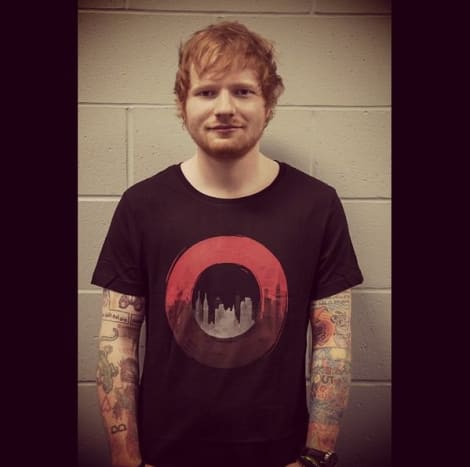 (Fotó: Ed Sheeran/Instagram) Sheeran azonban nem tolerálja a tetoválás fájdalmát. Az énekes bevallja, hogy nemrégiben elájult egy különösen fárasztó tetoválás során, melynek eredményét Sheeran egyelőre nem árulta el. Paul szerint Sheeran körülbelül 40 órát töltött a tetoválószéken egyedül az elmúlt évben, és egyfajta tetováló kollázson dolgozott a mellkasán, szeretteinek szentelt darabokkal és legújabb albumának dalaival. Paul azt mondja, hogy a tinta, amikor Sheeran végre felfedi az egész páncélt, „egy kis zűrzavart fog okozni - egyesek szeretni fogják, mások pedig gyűlölni fogják”.