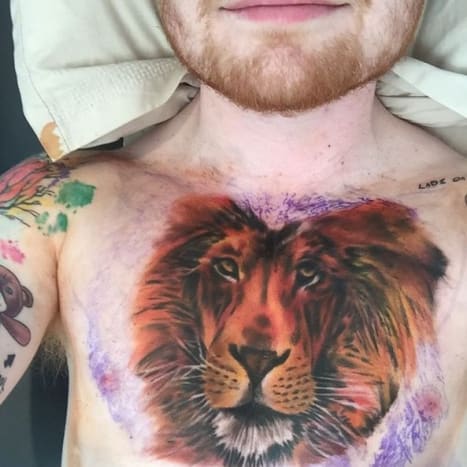 Fotó: Instagram. Sheeran nagy rajongója annak, hogy követőit magas mesékkel becsapja, különböző tetoválásaival. Még 2015 -ben az énekes hatalmas új oroszlán tetoválást tárt fel a mellkasán, csak hogy mindenkit rávegyen, hogy hamis legyen, majd később beismerte, hogy ez az igazi. Gyorsan előre két évet, és Sheerannek sikerült meggyőznie a glasgow -i show -n az egész közönséget - és az összes hűséges követőjét online -, hogy szegény Ronan súlyos hibát követett el, amikor kiírta „Galway Girl” tetoválását, csak hogy felfedje, hogy a tetoválás az elírás Sheeran zseniális ötlete volt. És bár a rosszul írt tetoválás rémálomnak tűnhet néhány ember számára, Sheeran elégedett a tervezéssel. 