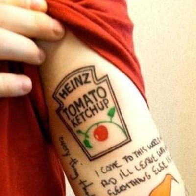 צילום: אינסטגרם. אחד הקעקועים המוזרים המפורסמים ביותר של אד שירן הוא העתק של תווית קטשופ העגבניות של היינץ שצייץ על זרועו. שירן צייצה ב -2013, 