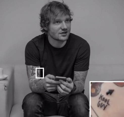 Foto: Instagram. Under en opptreden på The Late Late Show i 2015 byttet Sheeran og John Mayer permanente tatoveringer, med hver fyrs tat designet av den andre i hemmelighet. Mayer endte opp med en tatovering av et katteansikt på brystet, mens Sheeran scoret denne tatoveringen på armen og leste “Kool Guy” med en pil.