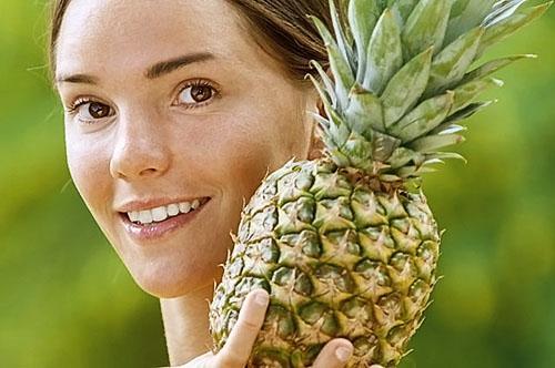 Ananaspulp aangebracht op de huid zal het uiterlijk verbeteren