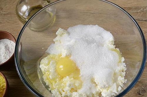 pomiješajte svježi sir, jaja i šećer