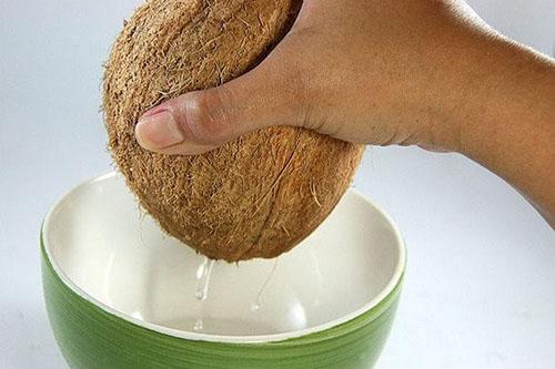 ocijedite kokosov sok