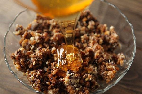 gehakte noten met honing