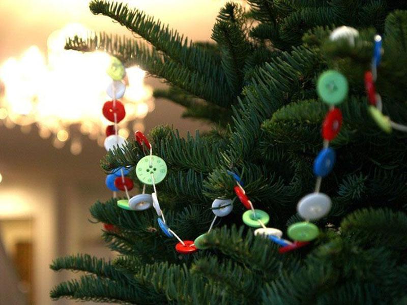 DIY kerstspeelgoed: een slinger van knopen
