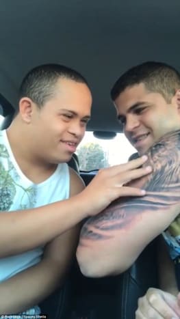 I videoen viser en mann broren med Downs syndrom sin splitter nye tatovering. Årsaken bak at denne videoen ble viral, er fordi tatoveringen inneholdt brorens ansikt, og han var overlykkelig over denne kjærlighetshandlingen.