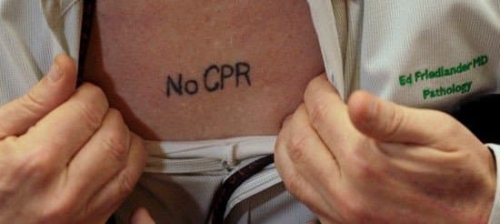Foto via reddit Medisinsk etiker Dr. Arthur Caplan, Ph.D., sa at lovlig er DNR -tatoveringer ikke bindende.