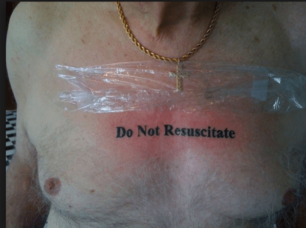 Foto via reddit Saken ble gjennomgått, og den endelige avgjørelsen var å hedre DNR -tatoveringen.