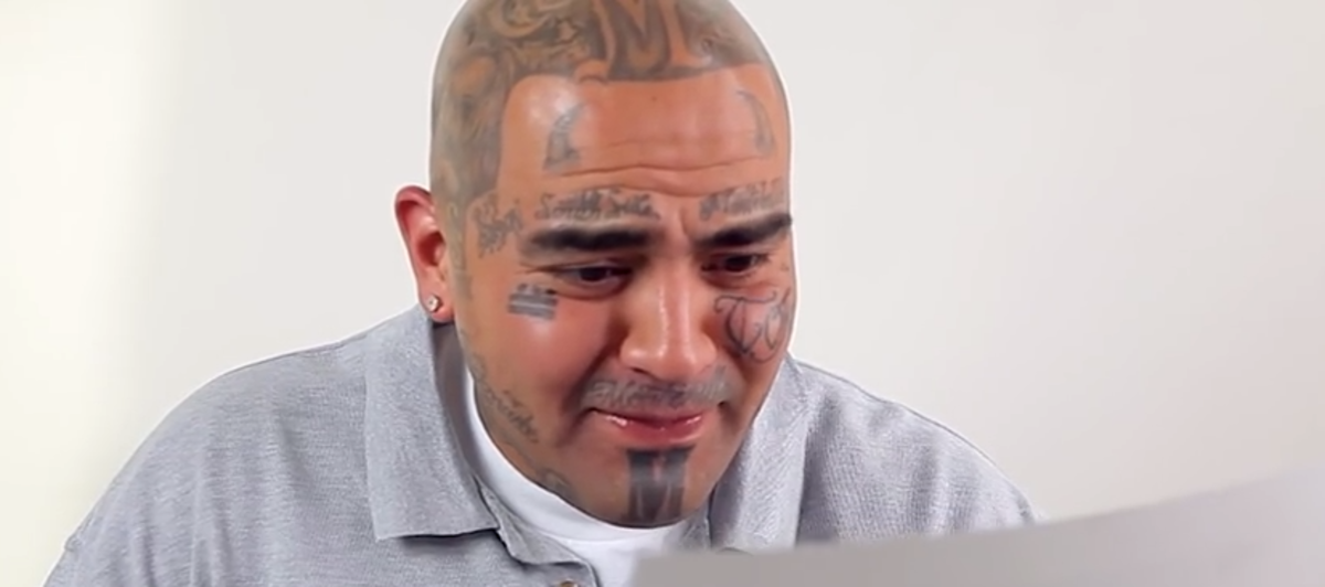 mannen ser seg selv uten tatoveringer