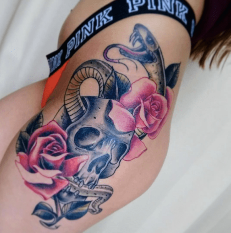 fargerik tatovering på sidestykket