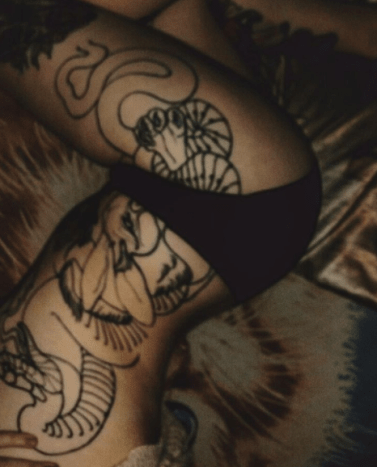 lány feküdt oldalsó darab tetoválás