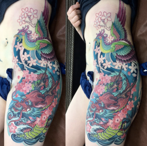 színes virágos oldalsó darab tetoválás